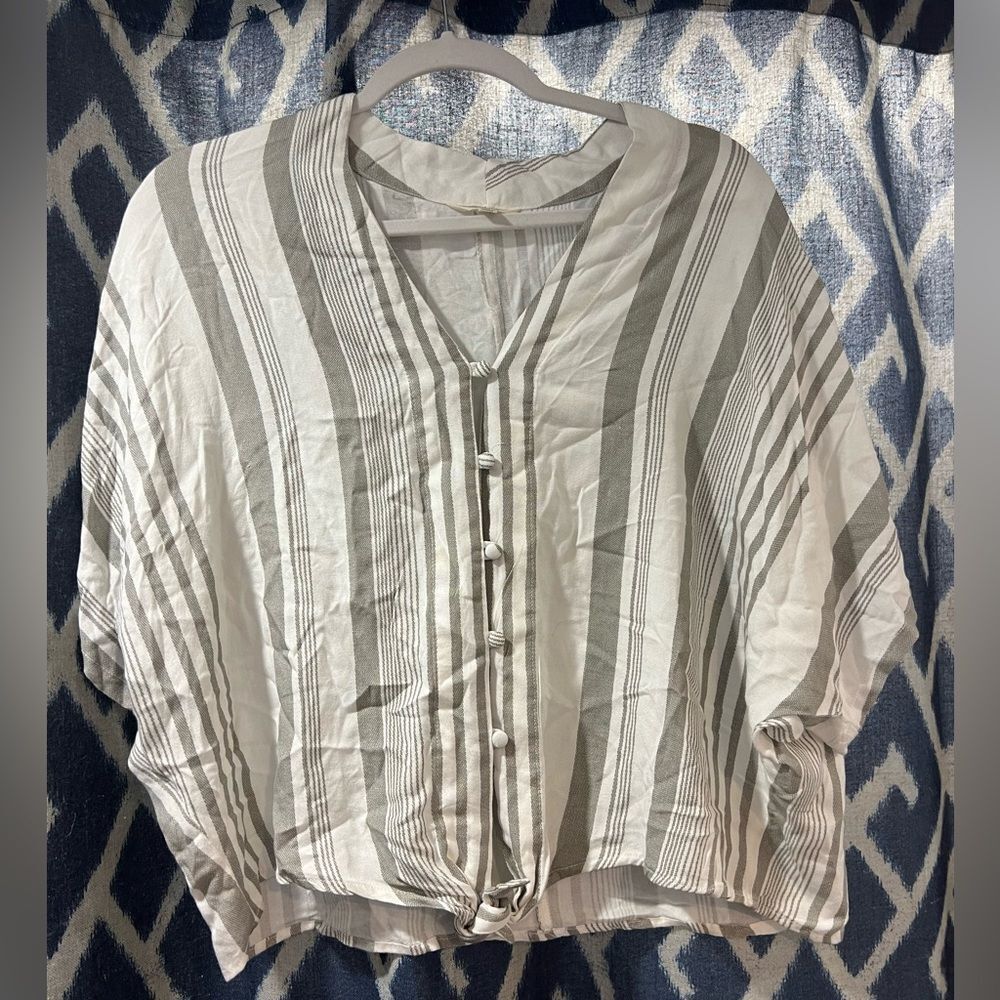 Sim and Sam Gray and White Top Size L